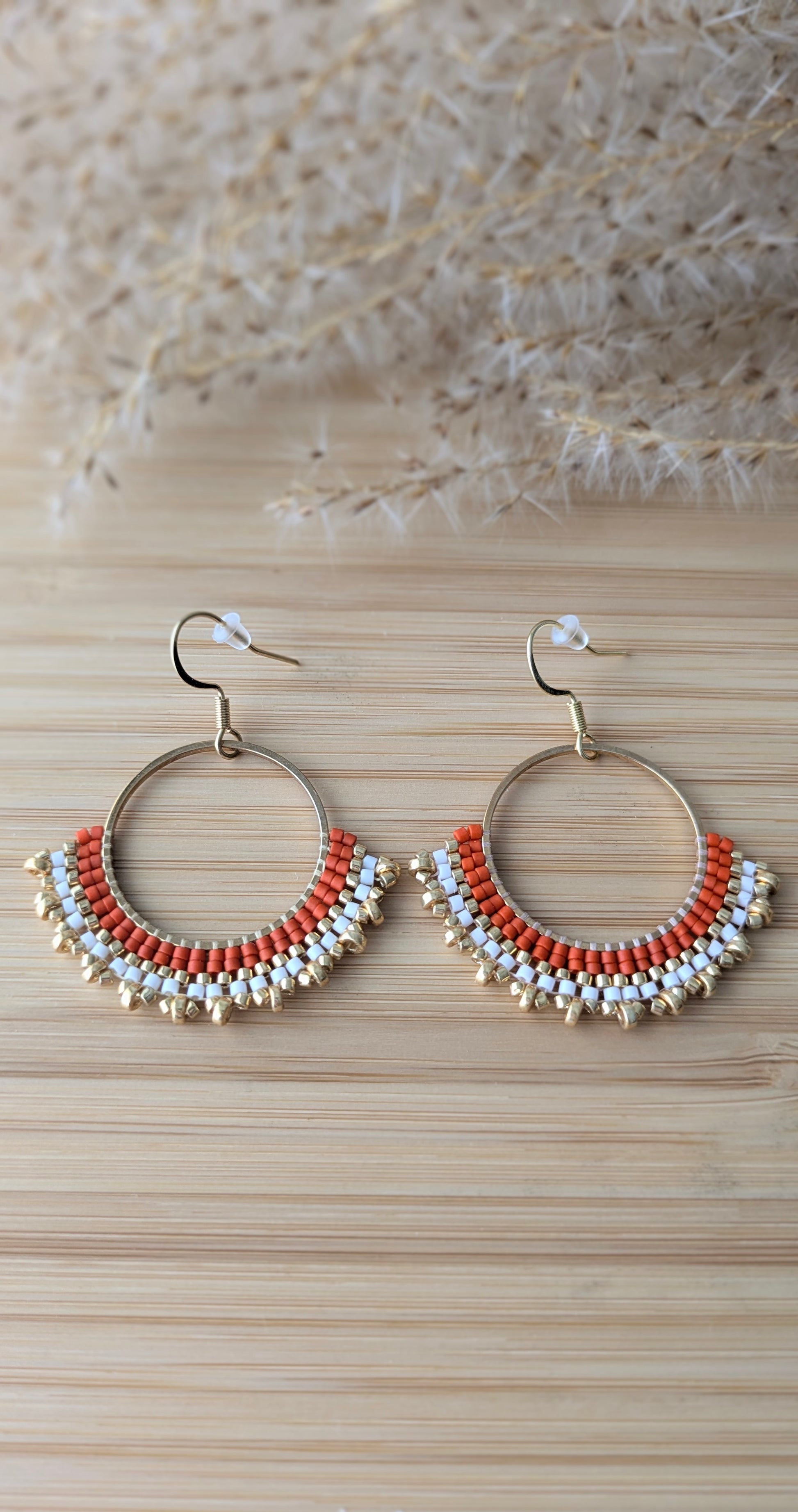 Créoles tissées main en perles miyuki rouges, blanches et dorées - Bijou bohème