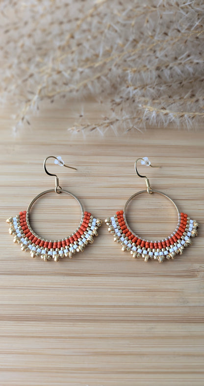 Créoles tissées main en perles miyuki rouges, blanches et dorées - Bijou bohème