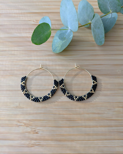 créoles en perles tissées noires et dorées- vue de haut