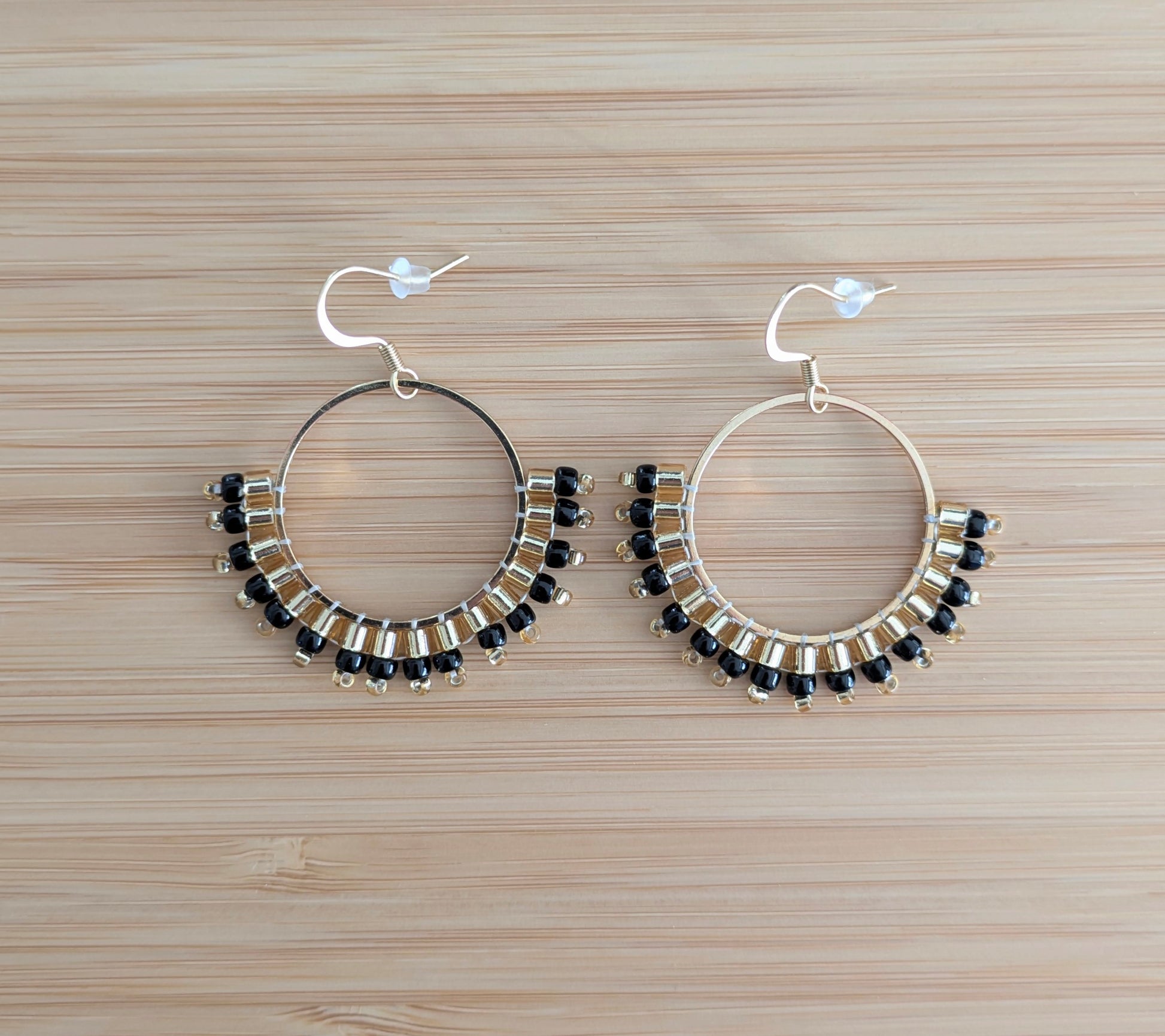 Créoles tissées main noires et dorées en perles Miyuki 4 cm