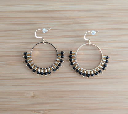 Créoles tissées main noires et dorées en perles Miyuki 4 cm