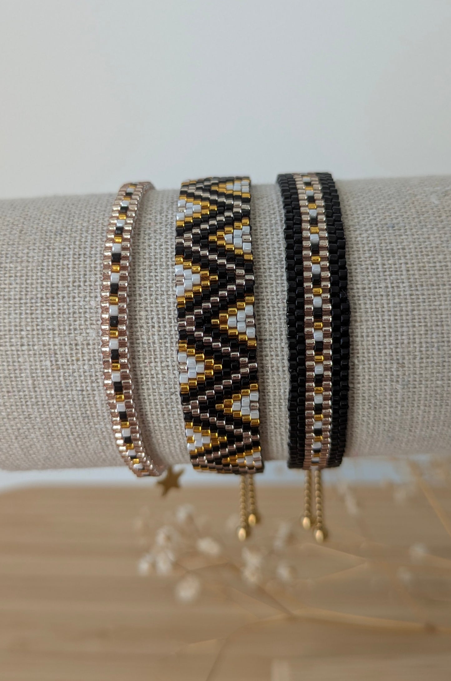 Ensemble de bracelets noirs empilés - style bohème minimaliste