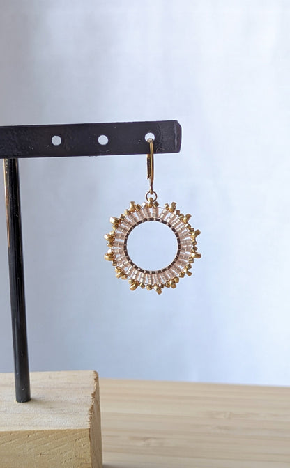 PAOLA - Boucles d'oreilles en perles tissées sur anneau - Beige rosé