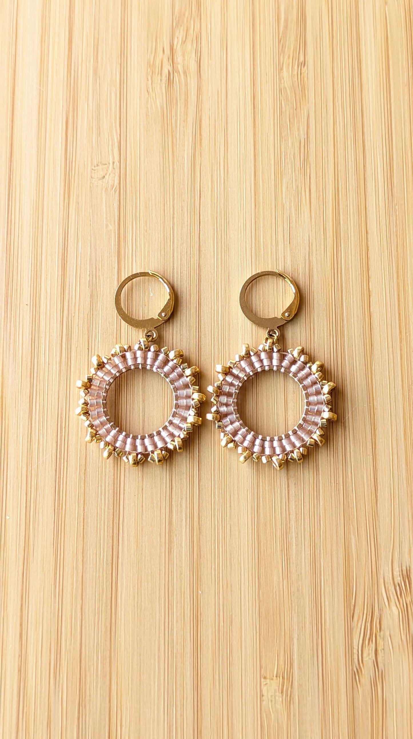 PAOLA - Boucles d'oreilles en perles tissées sur anneau - Beige rosé