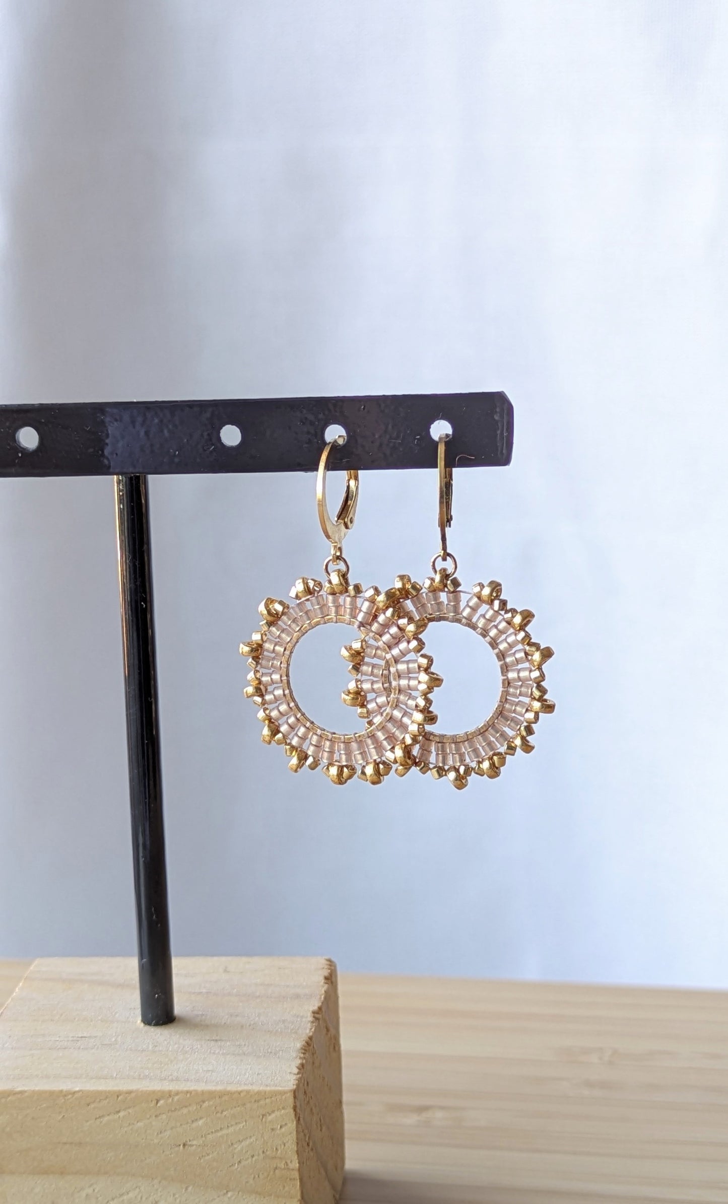 PAOLA - Boucles d'oreilles en perles tissées sur anneau - Beige rosé