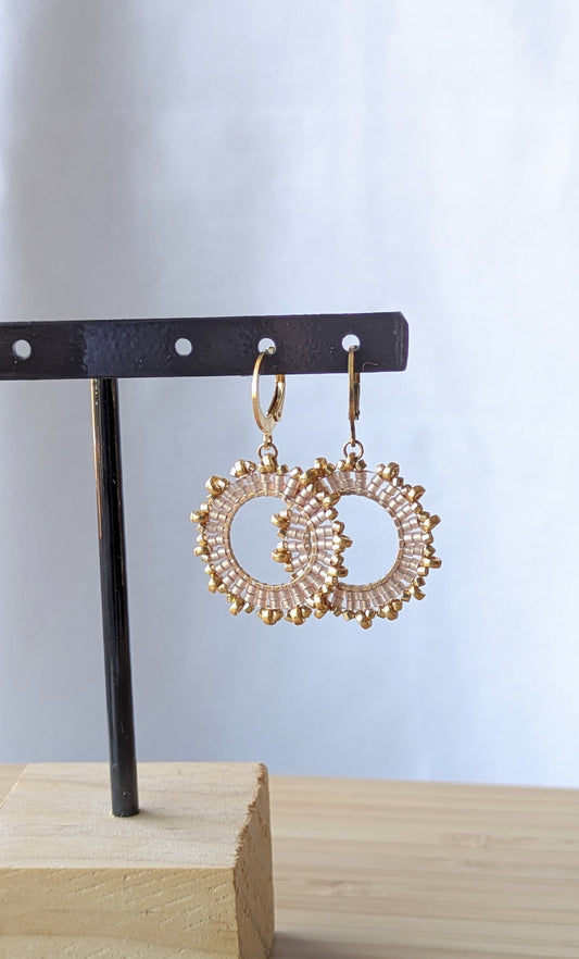 PAOLA - Boucles d'oreilles en perles tissées sur anneau - Beige rosé