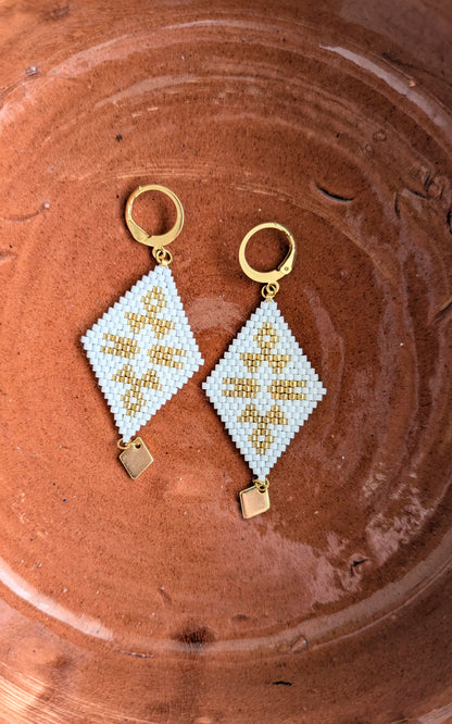 Boucles d'oreilles pendantes en perles tissées blanches -INDIANA