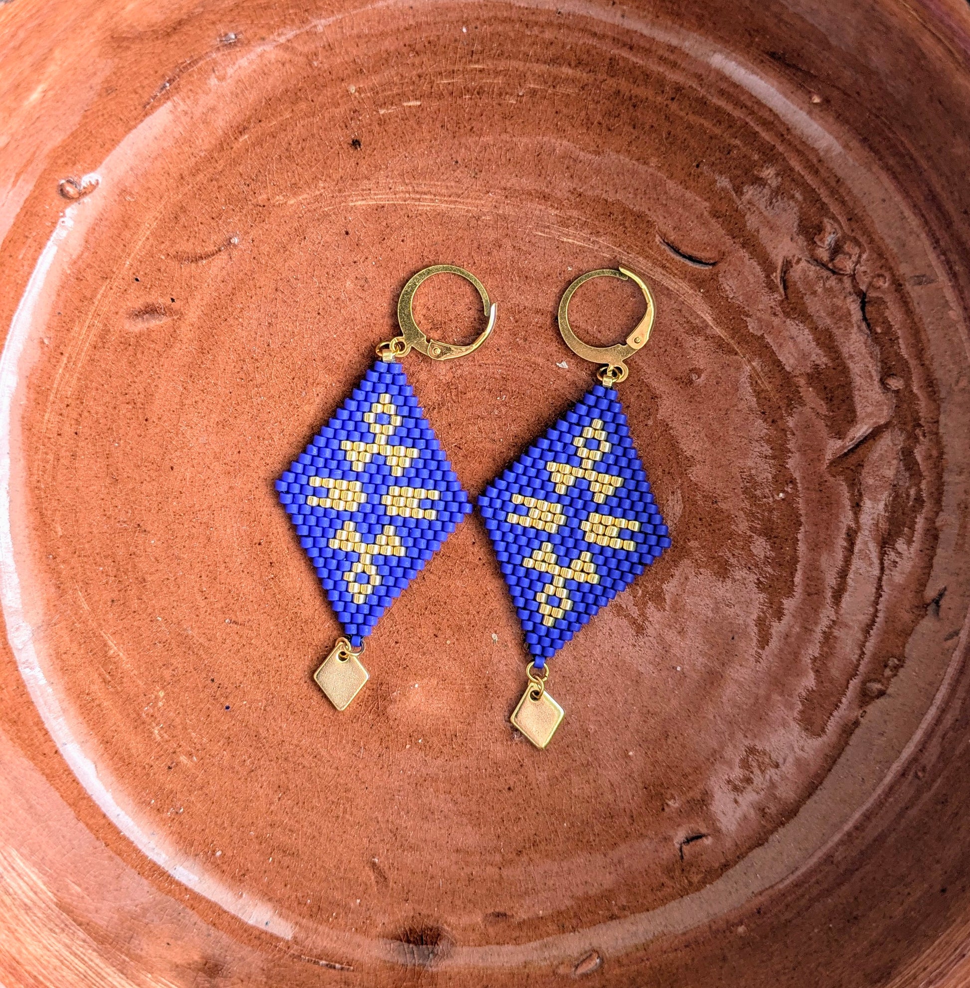 Détail du tissage artisanal des boucles INDIANA bleues avec sequin doré