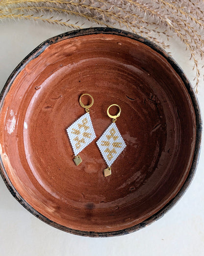 Boucles d'oreilles pendantes en perles tissées blanches -INDIANA