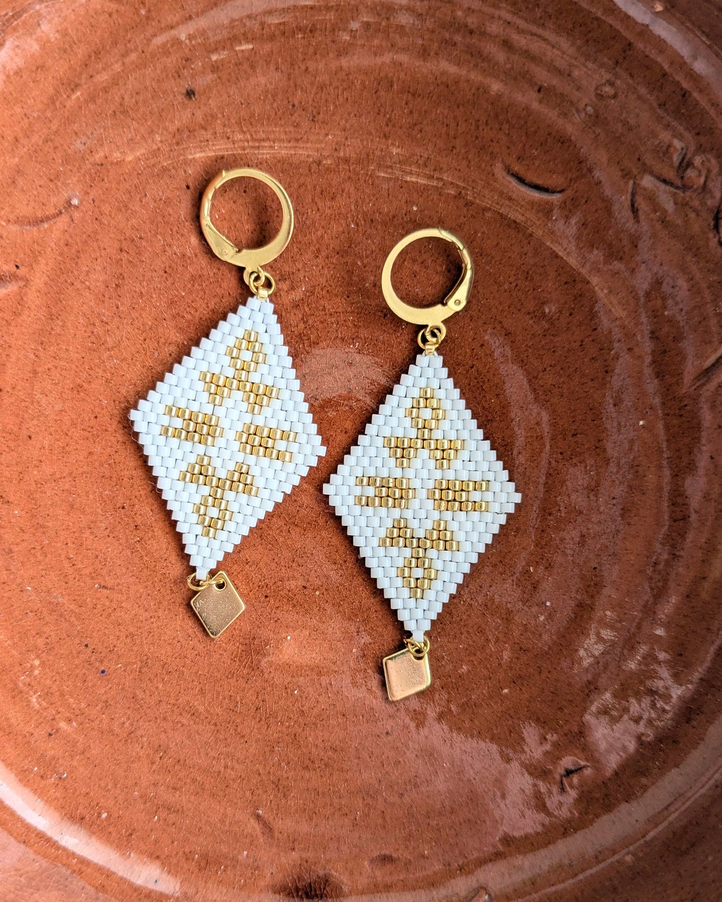 Boucles d'oreilles pendantes en perles tissées blanches -INDIANA