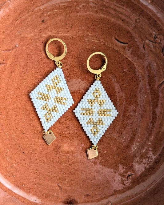 Détail des boucles d'oreilles INDIANA avec sequin doré et perles blanches