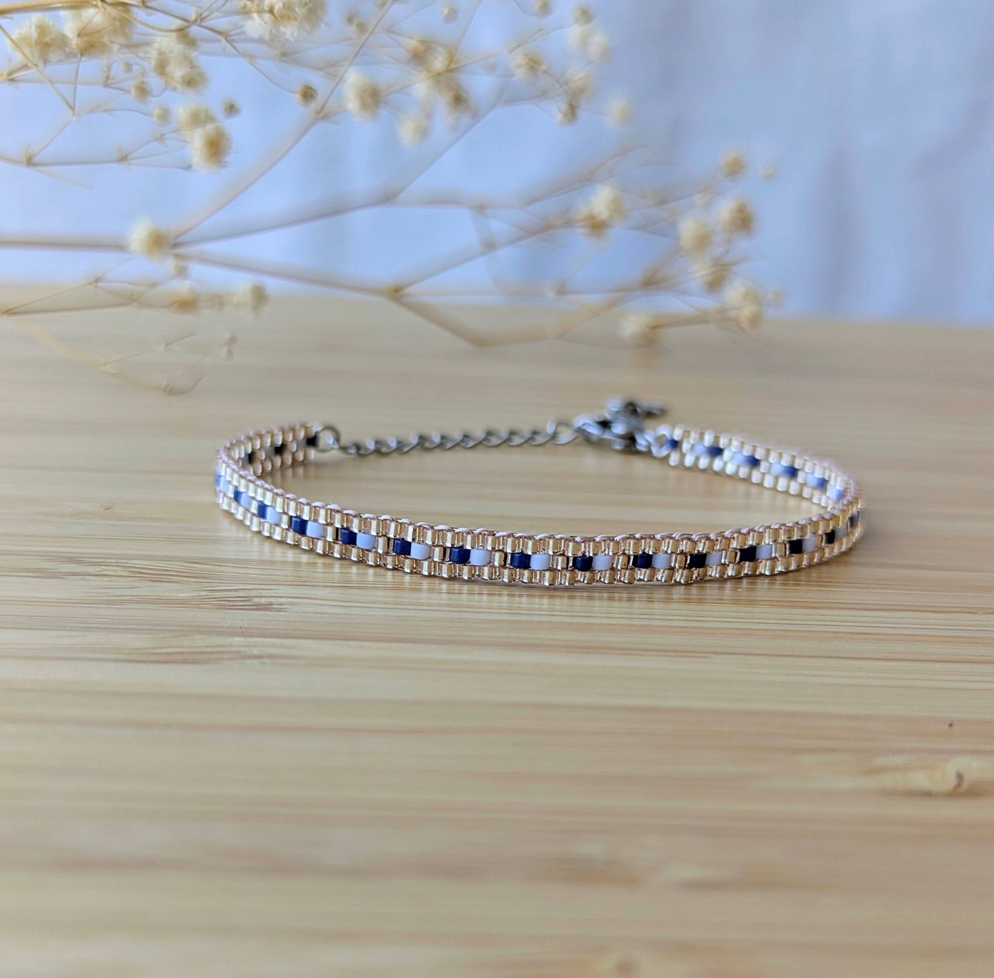 Bracelet fin tissé bleu et argenté - vue d'ensemble du bijou élégant