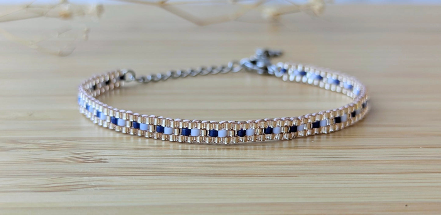 Gros plan bracelet tissé fin bleu argenté - texture et qualité du tissage