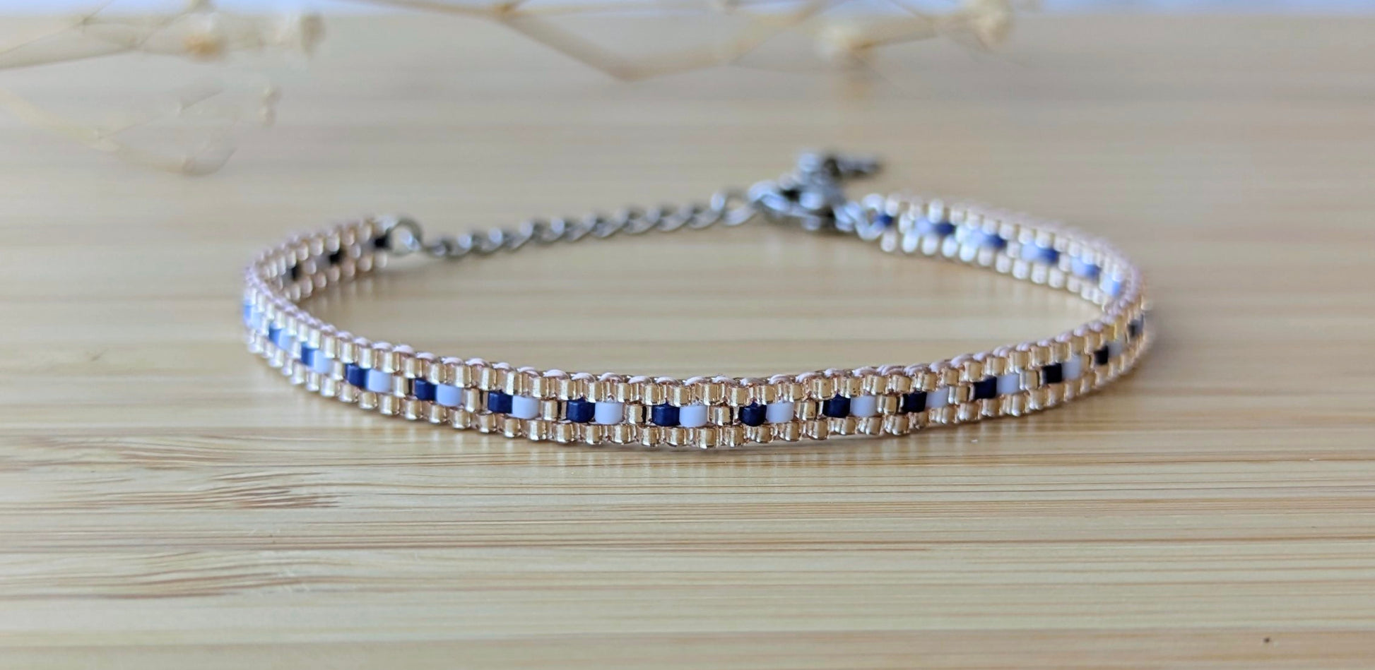 Gros plan bracelet tissé fin bleu argenté - texture et qualité du tissage