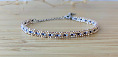 Gros plan bracelet tissé fin bleu argenté - texture et qualité du tissage