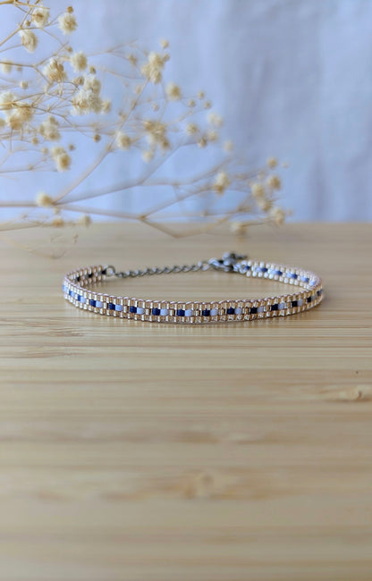 Bracelet tissé fin bleu et argenté porté au poignet - bijou artisanal Pampaya