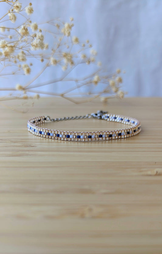 Bracelet tissé fin bleu et argenté porté au poignet - bijou artisanal Pampaya