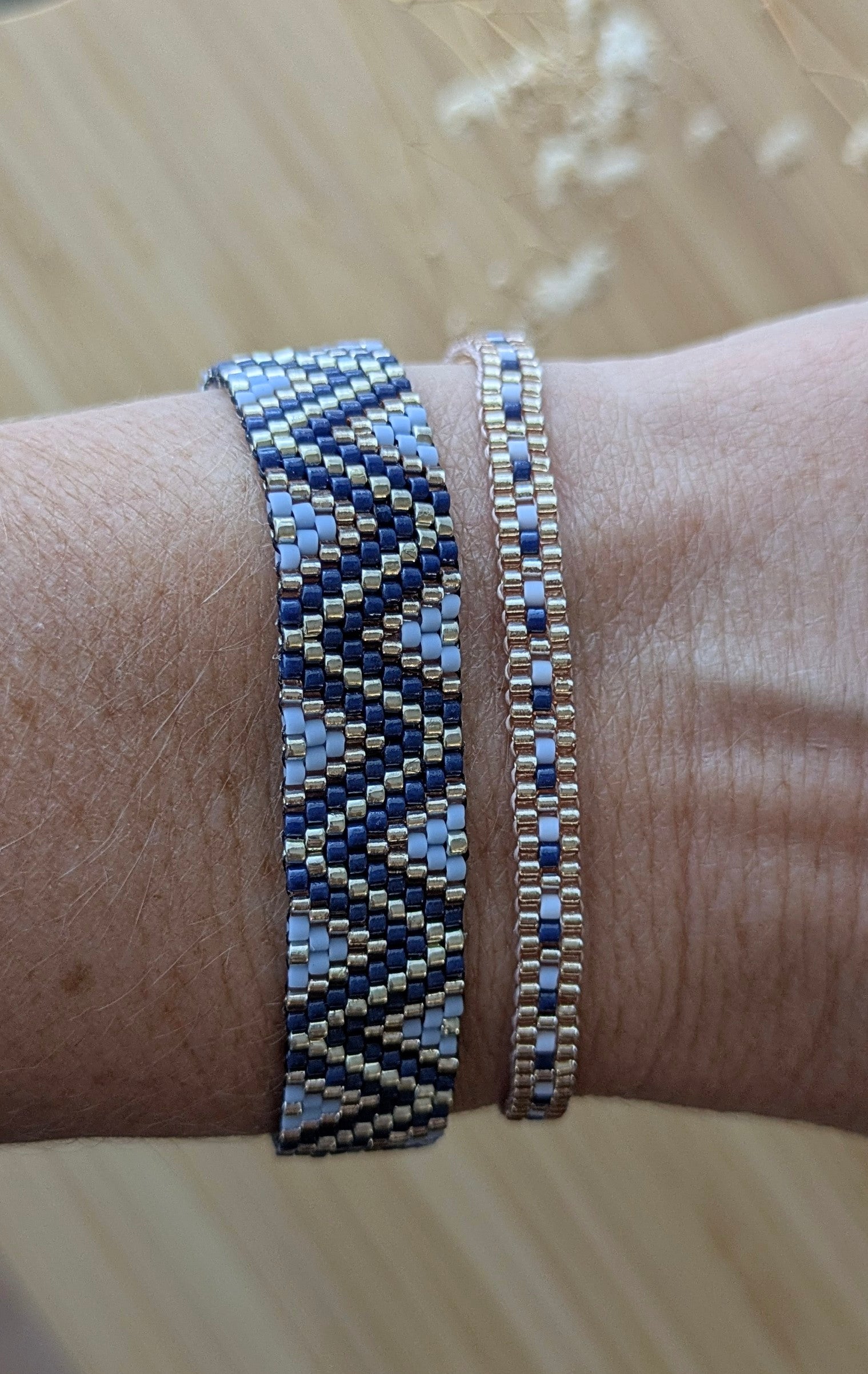 Bracelet tissé fin bleu et argenté - angle de profil montrant la finesse