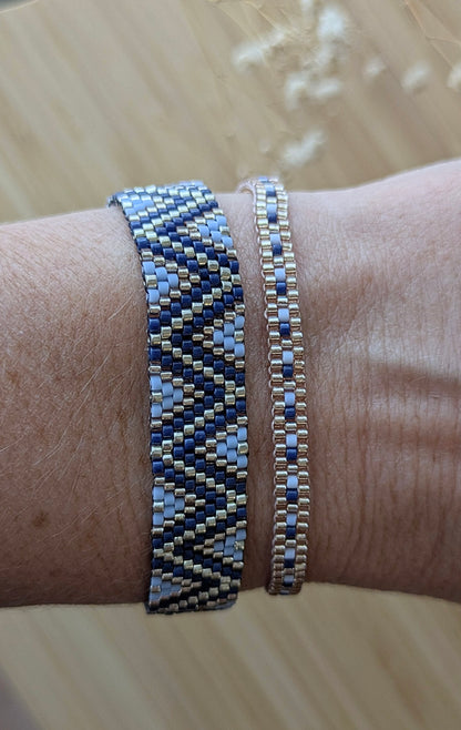 Bracelet tissé fin bleu et argenté - angle de profil montrant la finesse