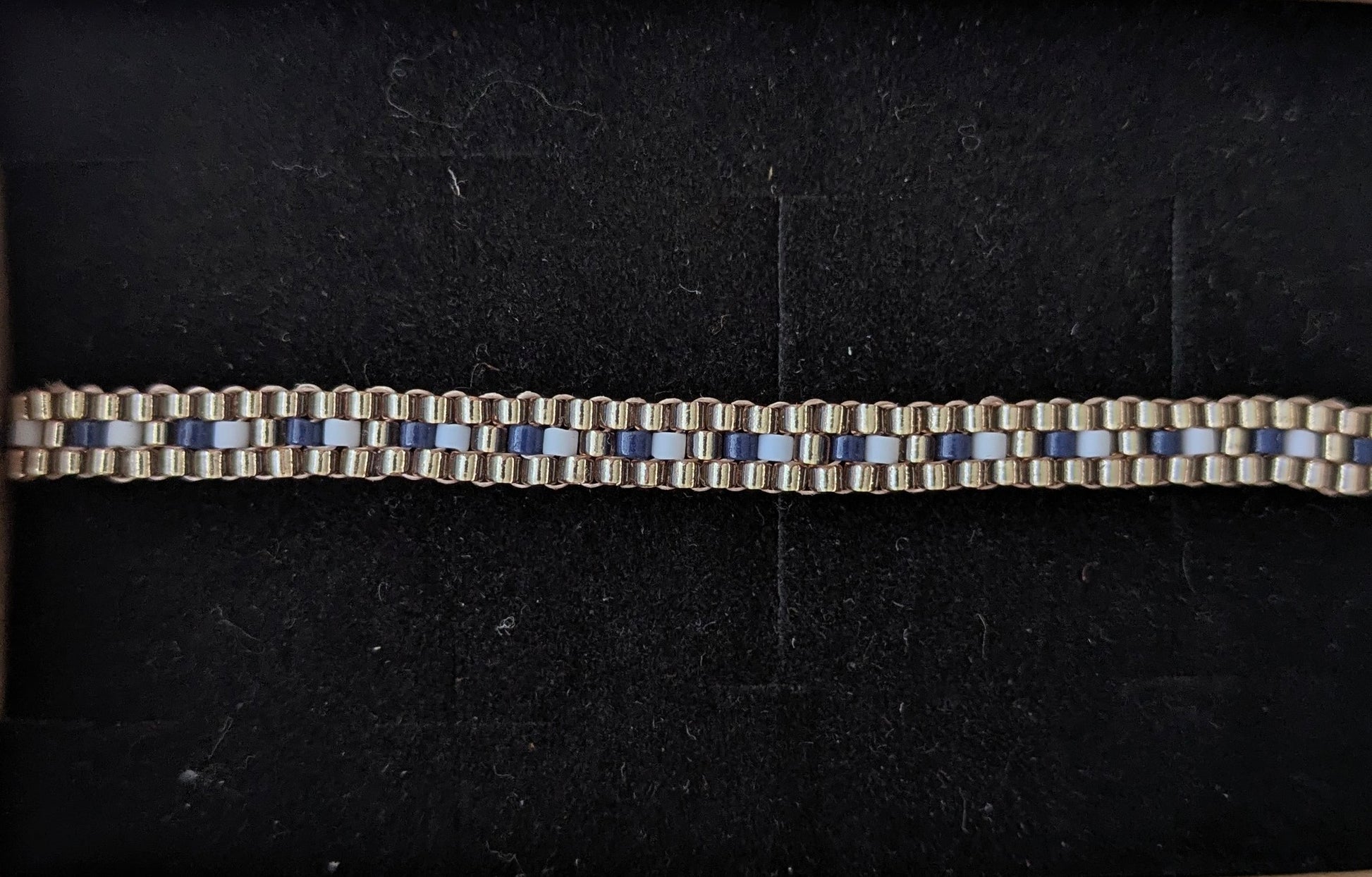 Bracelet tissé fin bleu argenté - mise en scène lifestyle du bijou