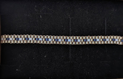 Bracelet tissé fin bleu argenté - mise en scène lifestyle du bijou