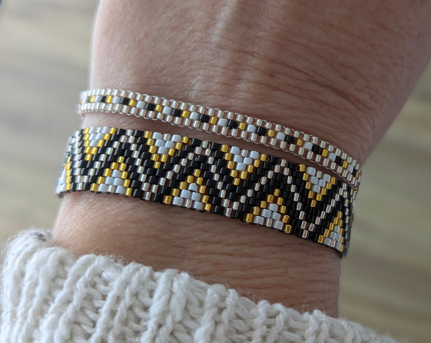 Présentation du bracelet Zélie sur un poignet féminin avec un bracelet fin assorti