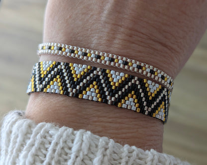 Présentation du bracelet Zélie sur un poignet féminin avec un bracelet fin assorti