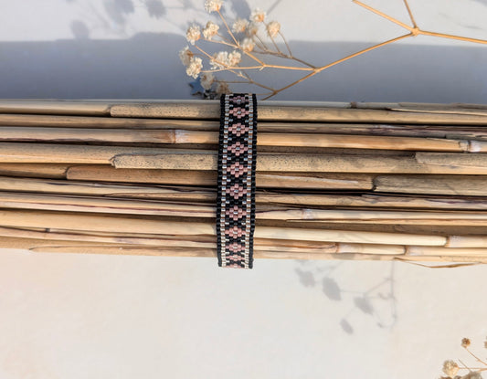 Bracelet tissé main LUCIA en perles de verre roses et noires- Vue principale