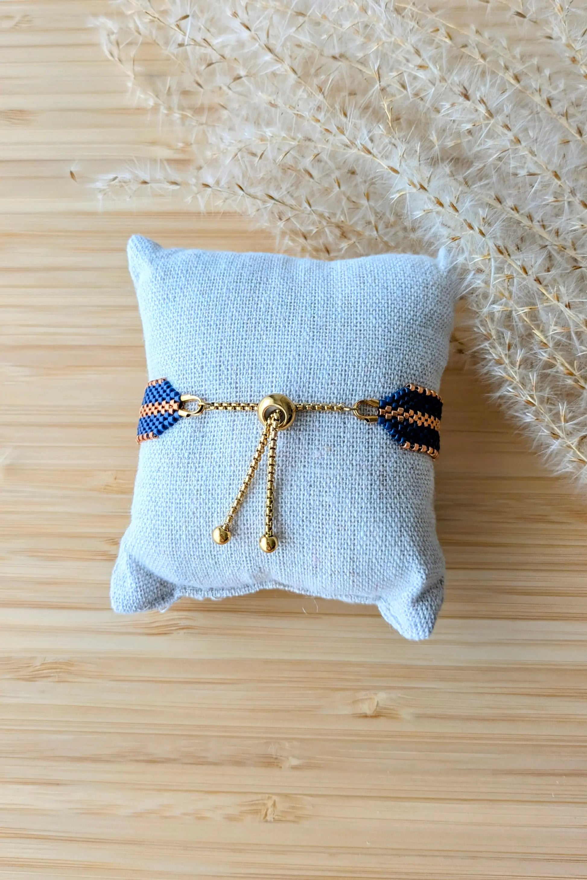 Dos du bracelet- Gros plan sur système de fermeture avec perle stoppeur réglable sur chainette en acier inoxydable