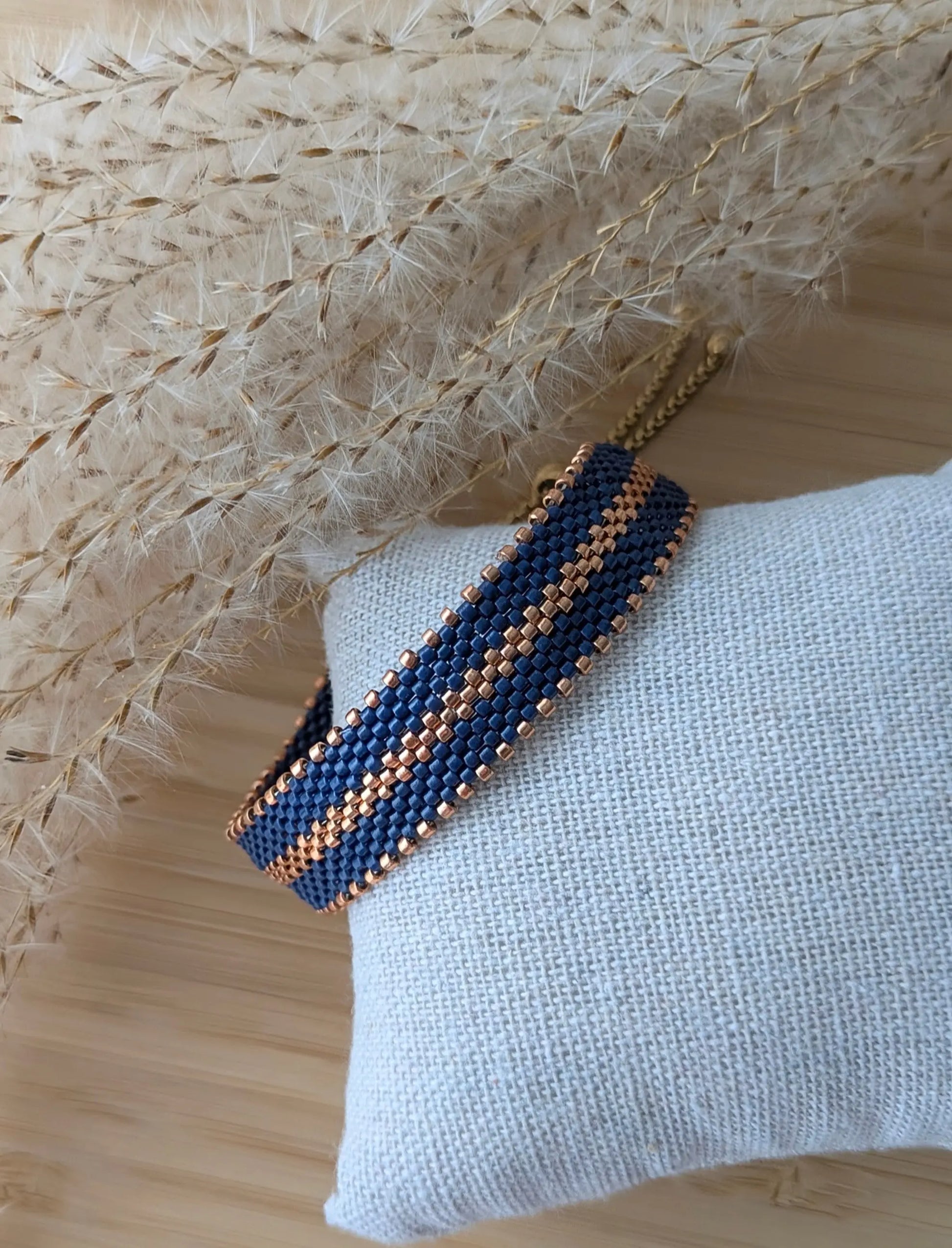 bracelet en perles tissées main dans décor bohème