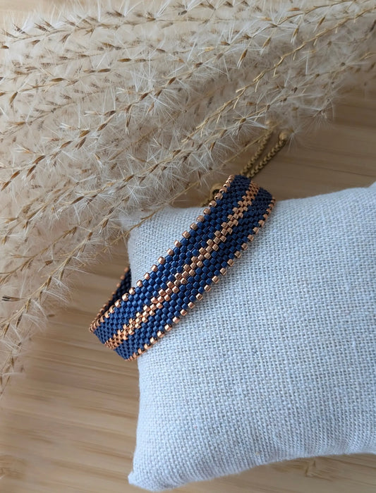bracelet en perles tissées main dans décor bohème