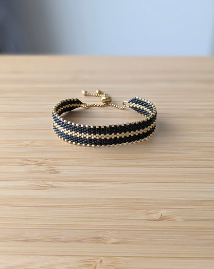 bracelet tissé en perles noires et dorées- vue de face