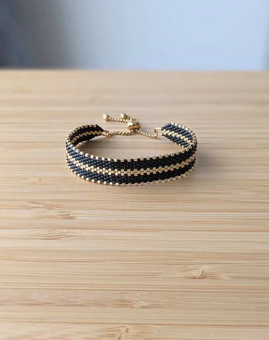 bracelet tissé en perles noires et dorées- vue de face