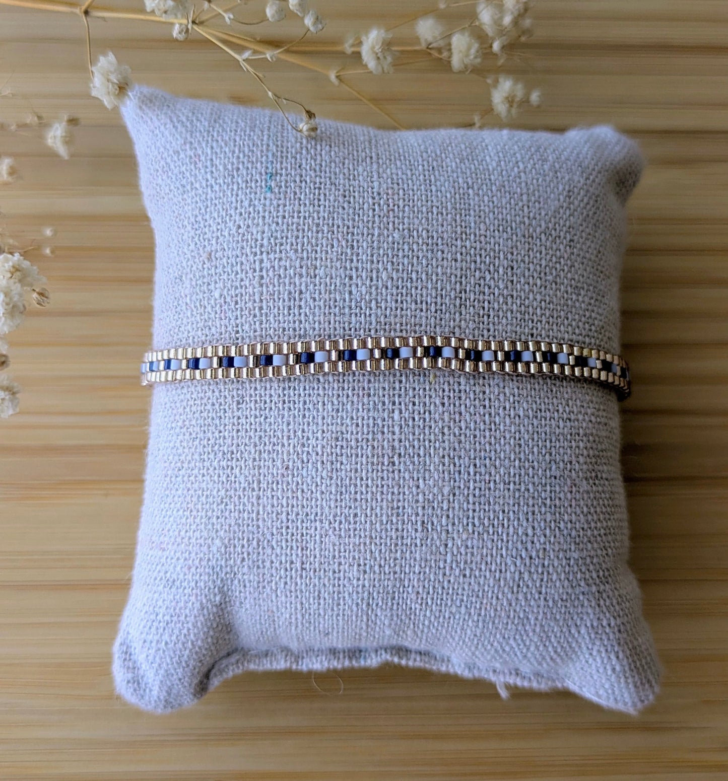 Bracelet tissé fin bleu et argenté - détail du tissage délicat et des finitions