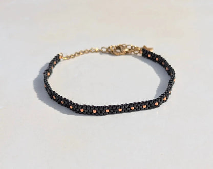 Vue d'ensemble du bracelet tissé fin en perles miyuki noires et acier inoxydable doré