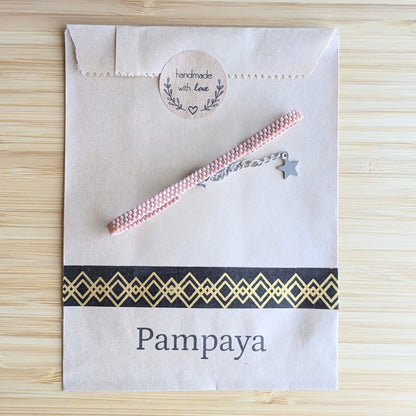 bracelet tissé en perles miyuki roses posé sur emballage Pampaya avec sticker "Handmade with love"