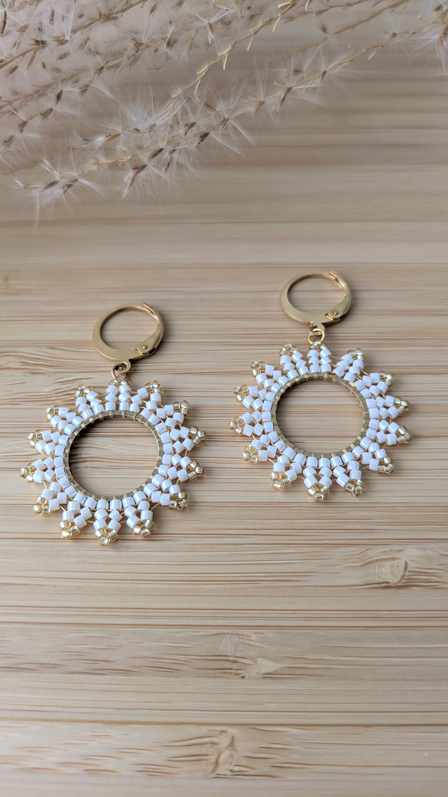 Boucles d'oreilles pendantes tissage herringbone -  Blanches