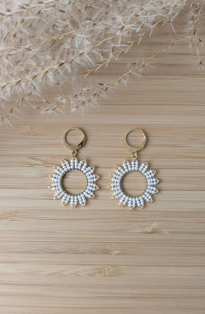 Boucles d'oreilles pendantes tissage herringbone -  Blanches